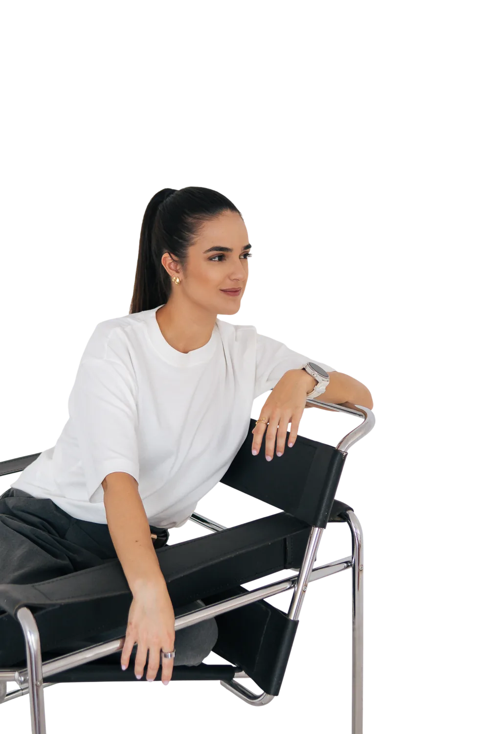 Dra. Ana Bernardes sentada, olhar sereno